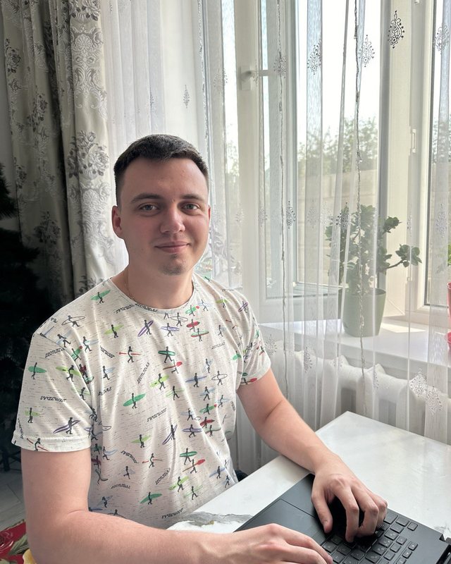 Александр Петрищев, основатель goCoding, за работой с ноутбуком